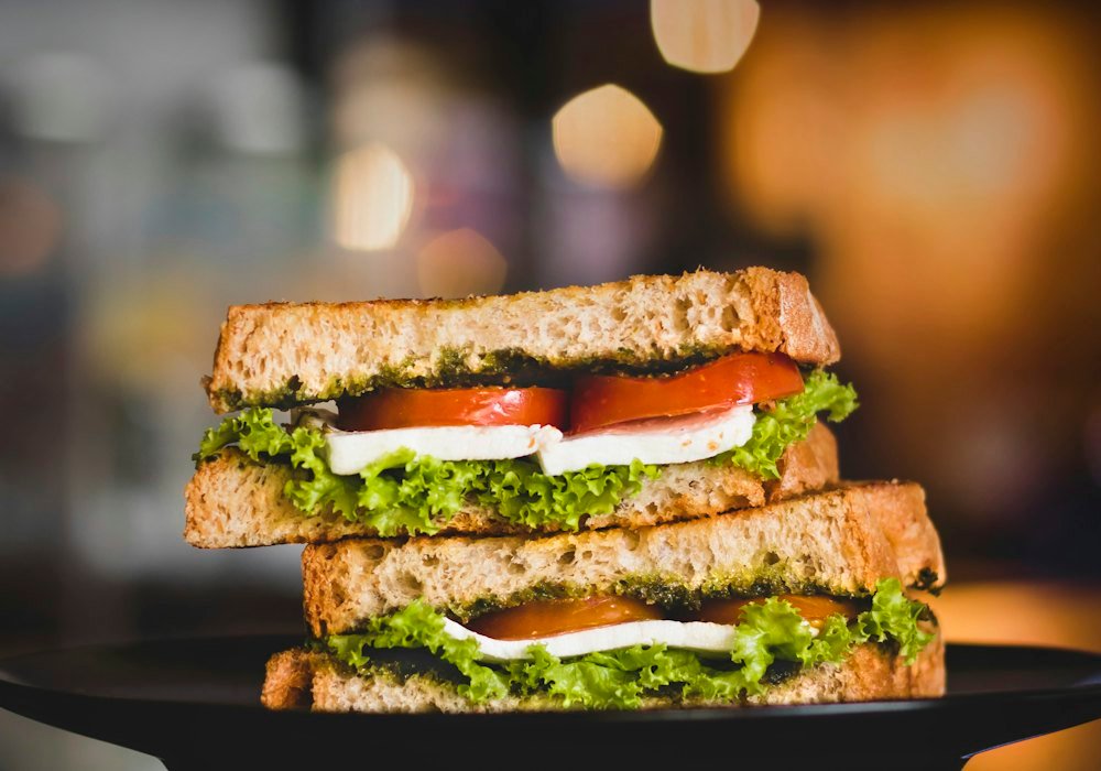 Toasted sandwich with tomato and lettuce